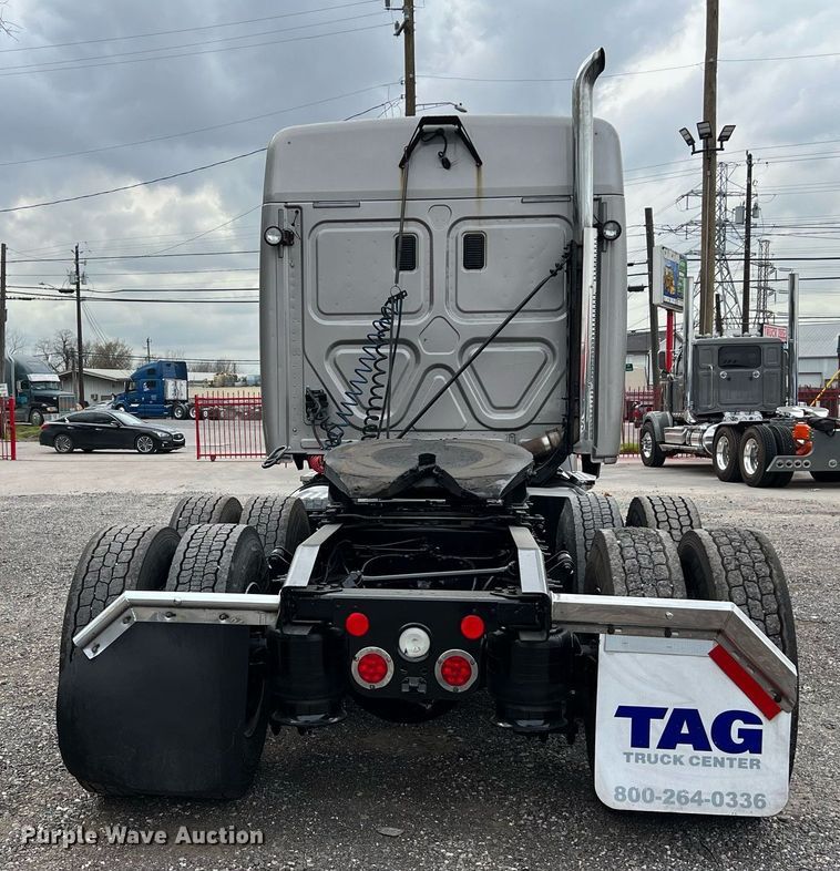 image for item DS2905 2016 Freightliner Cascadia  semi truck