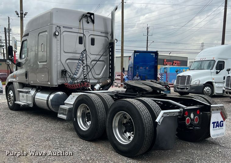 image for item DS2905 2016 Freightliner Cascadia  semi truck