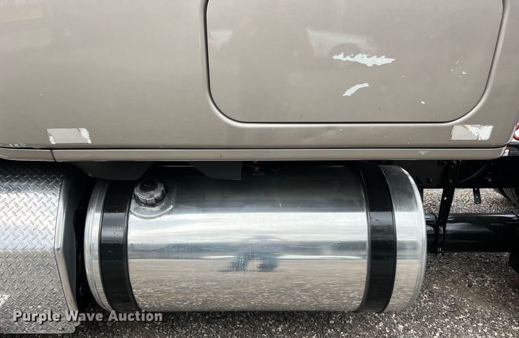 image for item DS2905 2016 Freightliner Cascadia  semi truck