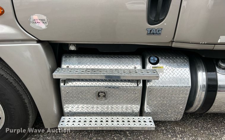 image for item DS2905 2016 Freightliner Cascadia  semi truck