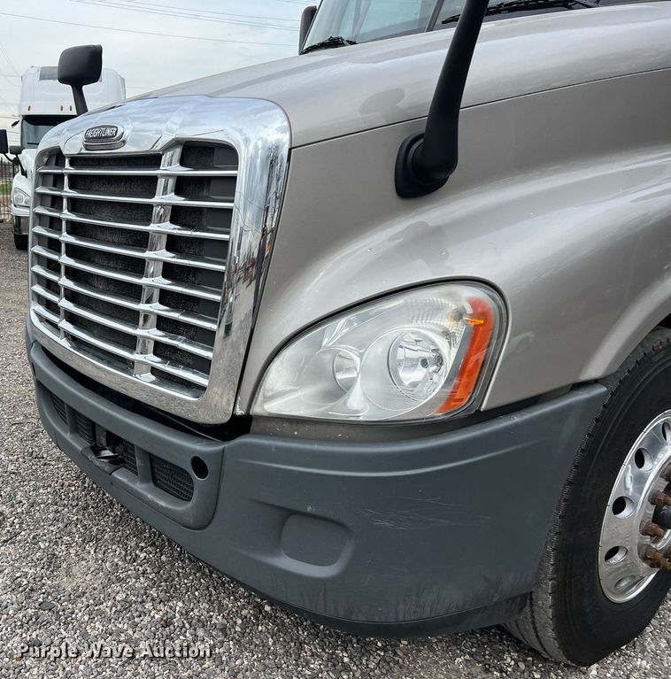 image for item DS2905 2016 Freightliner Cascadia  semi truck