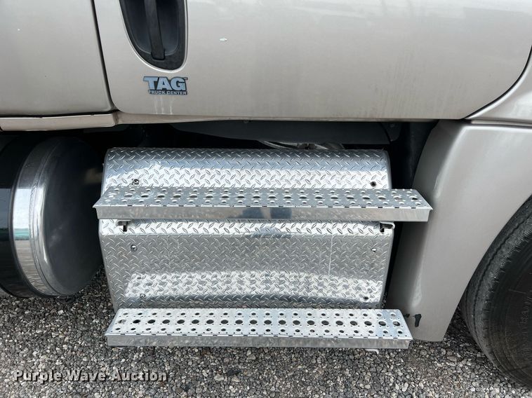 image for item DS2905 2016 Freightliner Cascadia  semi truck