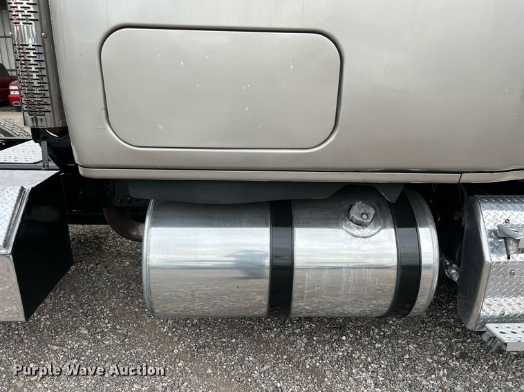 image for item DS2905 2016 Freightliner Cascadia  semi truck