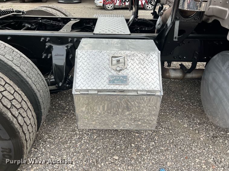 image for item DS2905 2016 Freightliner Cascadia  semi truck