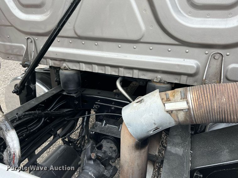 image for item DS2905 2016 Freightliner Cascadia  semi truck