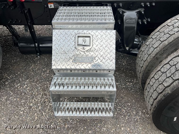 image for item DS2905 2016 Freightliner Cascadia  semi truck