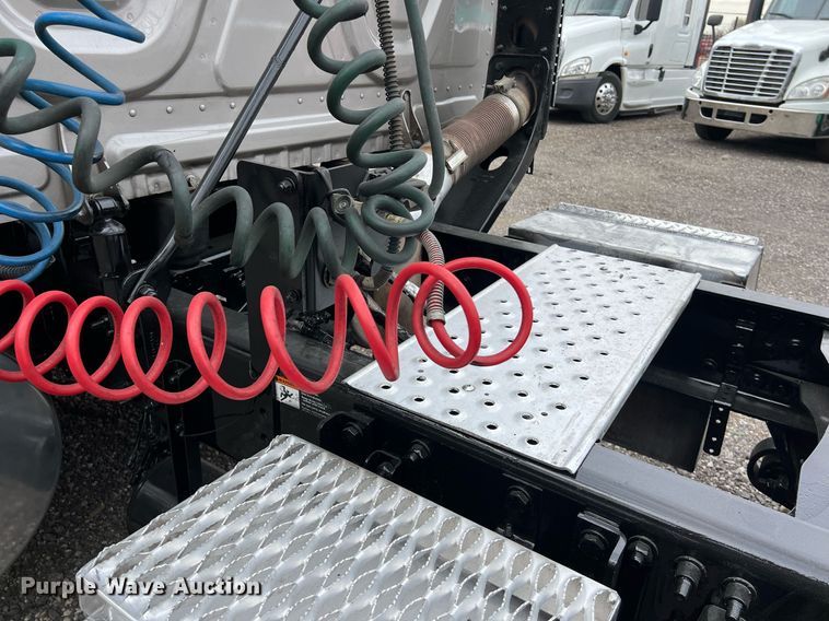 image for item DS2905 2016 Freightliner Cascadia  semi truck