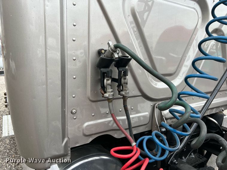 image for item DS2905 2016 Freightliner Cascadia  semi truck