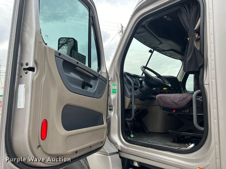 image for item DS2905 2016 Freightliner Cascadia  semi truck