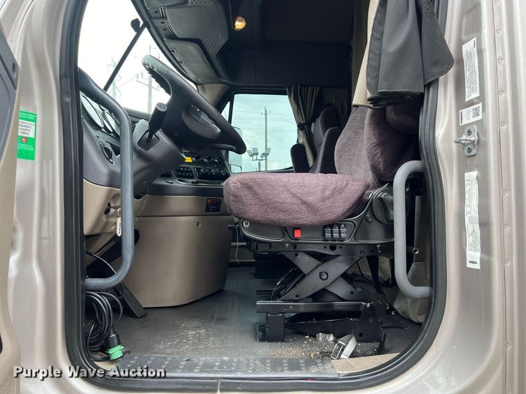 image for item DS2905 2016 Freightliner Cascadia  semi truck