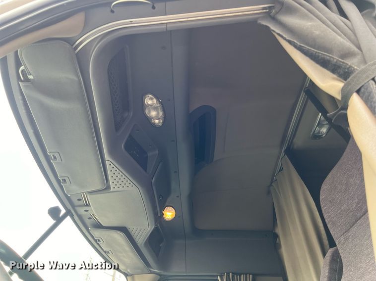 image for item DS2905 2016 Freightliner Cascadia  semi truck