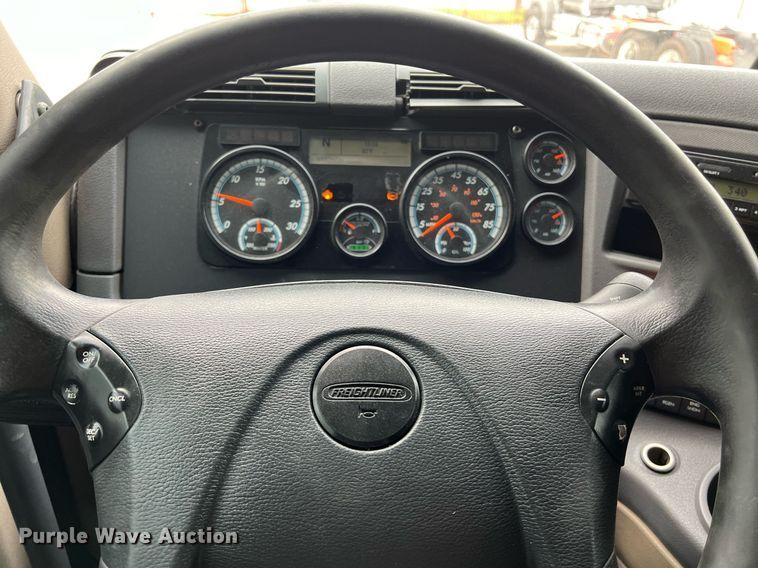 image for item DS2905 2016 Freightliner Cascadia  semi truck