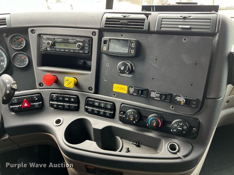 image for item DS2905 2016 Freightliner Cascadia  semi truck