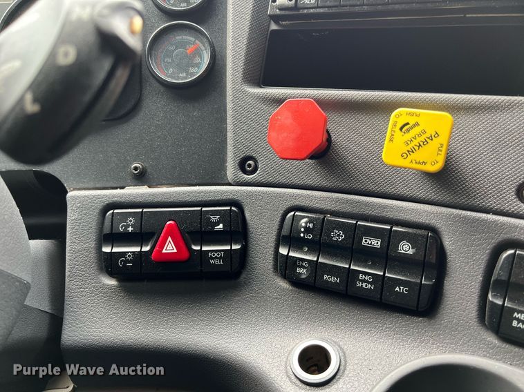 image for item DS2905 2016 Freightliner Cascadia  semi truck