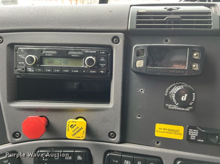 image for item DS2905 2016 Freightliner Cascadia  semi truck