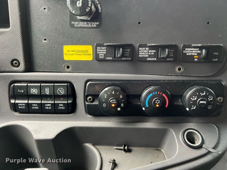 image for item DS2905 2016 Freightliner Cascadia  semi truck