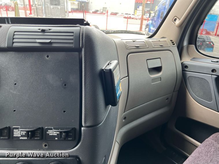 image for item DS2905 2016 Freightliner Cascadia  semi truck