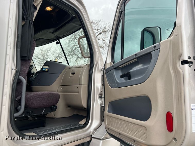 image for item DS2905 2016 Freightliner Cascadia  semi truck