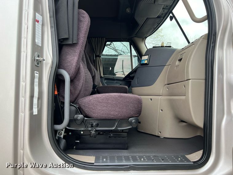 image for item DS2905 2016 Freightliner Cascadia  semi truck