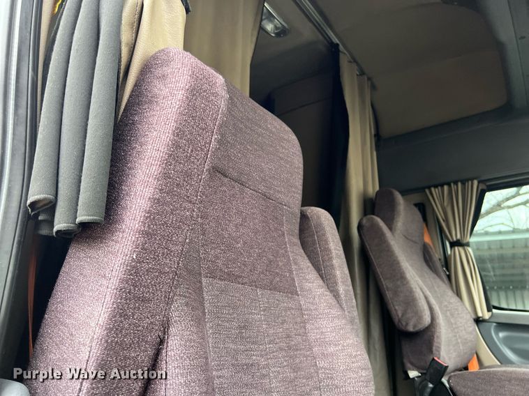 image for item DS2905 2016 Freightliner Cascadia  semi truck