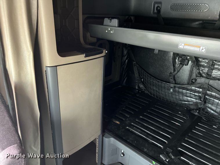 image for item DS2905 2016 Freightliner Cascadia  semi truck