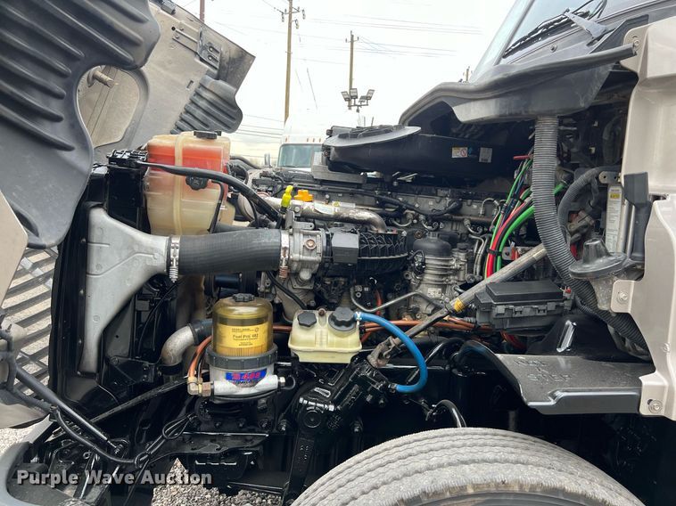 image for item DS2905 2016 Freightliner Cascadia  semi truck