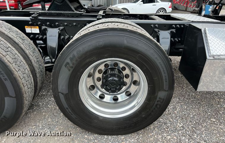 image for item DS2905 2016 Freightliner Cascadia  semi truck