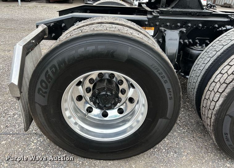 image for item DS2905 2016 Freightliner Cascadia  semi truck