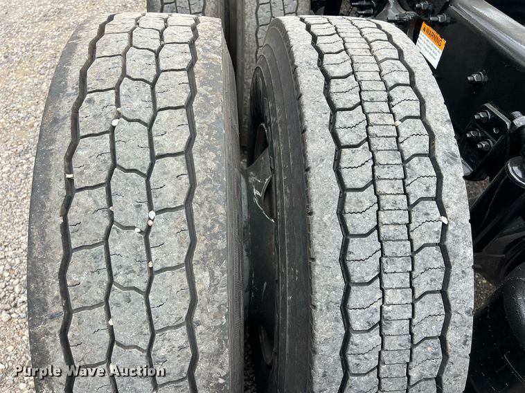 image for item DS2905 2016 Freightliner Cascadia  semi truck