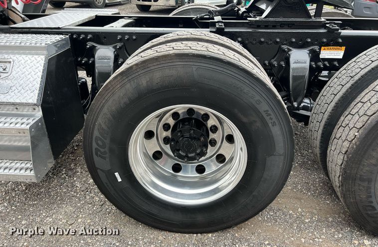 image for item DS2905 2016 Freightliner Cascadia  semi truck