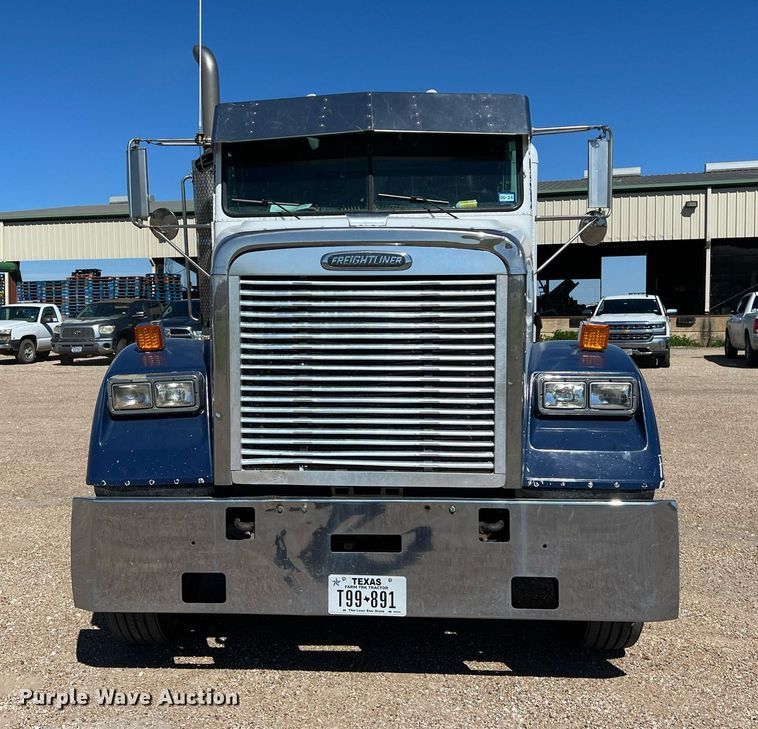 image for item DS2913 2007 Freightliner semi truck