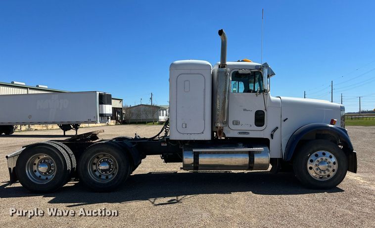 image for item DS2913 2007 Freightliner semi truck