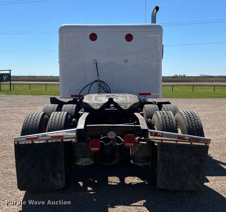 image for item DS2913 2007 Freightliner semi truck