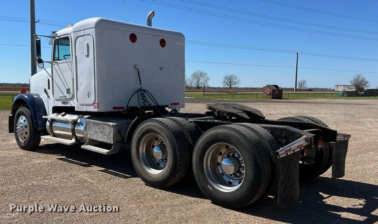 image for item DS2913 2007 Freightliner semi truck