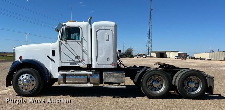 image for item DS2913 2007 Freightliner semi truck