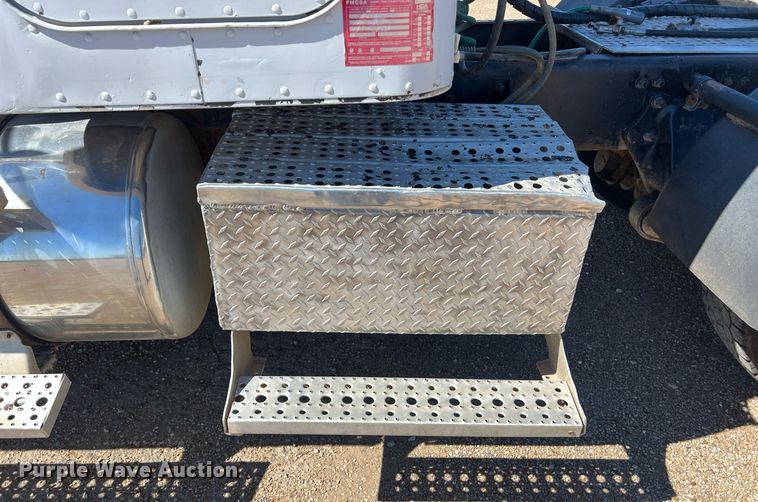 image for item DS2913 2007 Freightliner semi truck