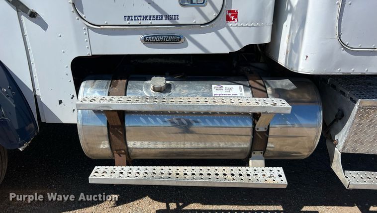 image for item DS2913 2007 Freightliner semi truck