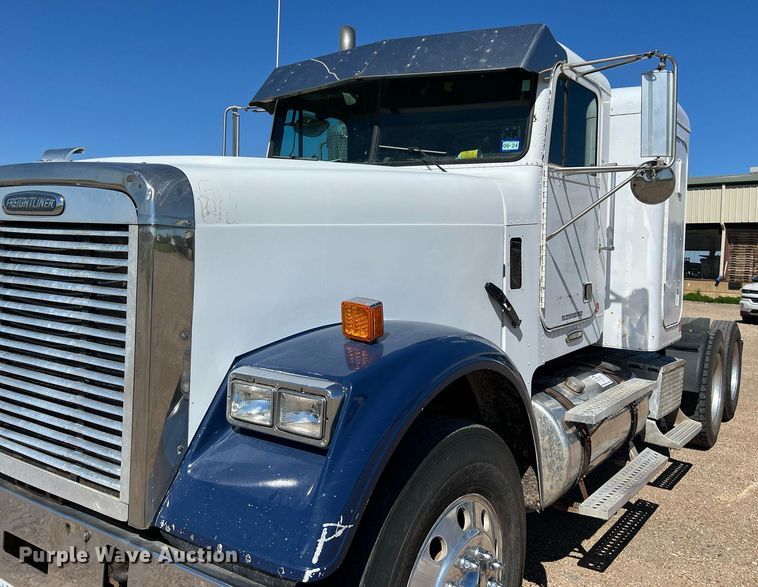 image for item DS2913 2007 Freightliner semi truck