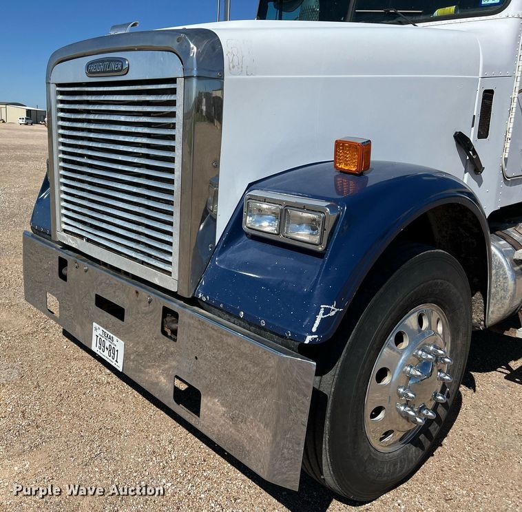 image for item DS2913 2007 Freightliner semi truck