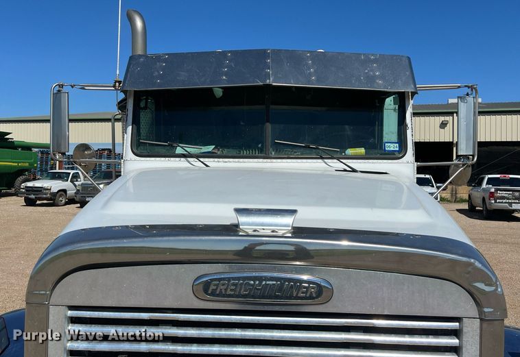 image for item DS2913 2007 Freightliner semi truck