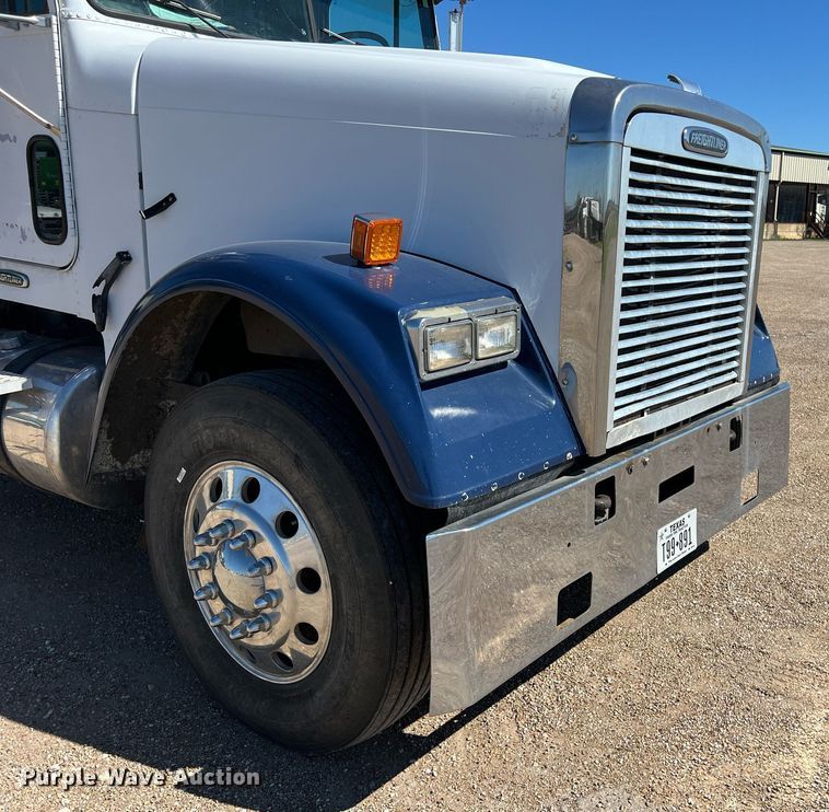 image for item DS2913 2007 Freightliner semi truck