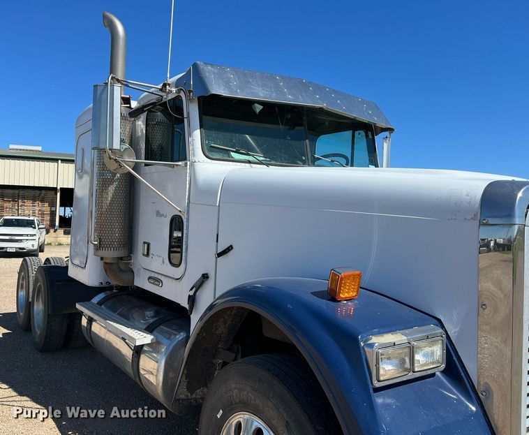 image for item DS2913 2007 Freightliner semi truck
