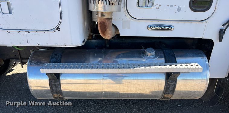 image for item DS2913 2007 Freightliner semi truck