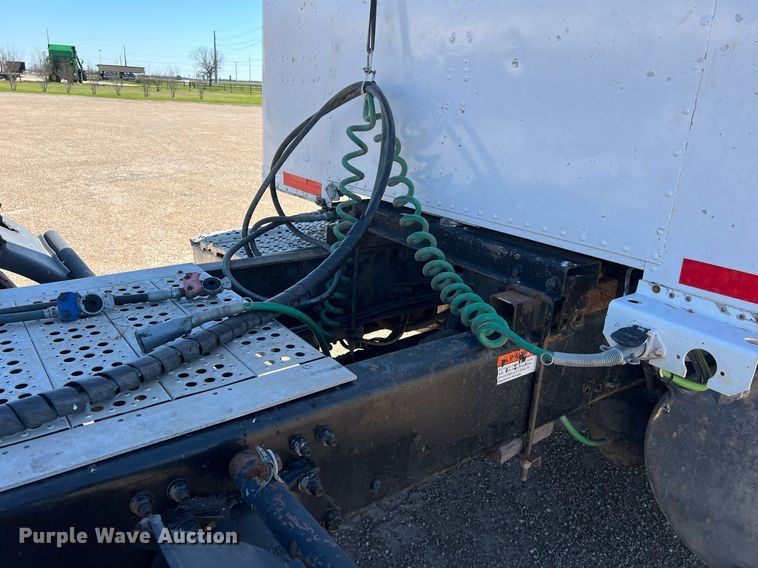 image for item DS2913 2007 Freightliner semi truck