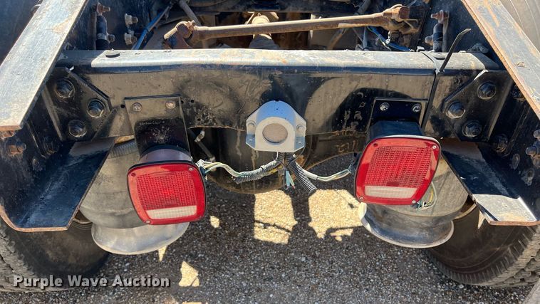 image for item DS2913 2007 Freightliner semi truck