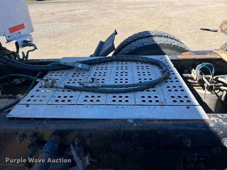 image for item DS2913 2007 Freightliner semi truck