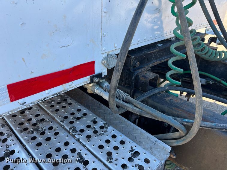 image for item DS2913 2007 Freightliner semi truck