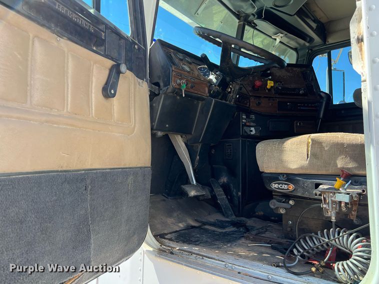 image for item DS2913 2007 Freightliner semi truck