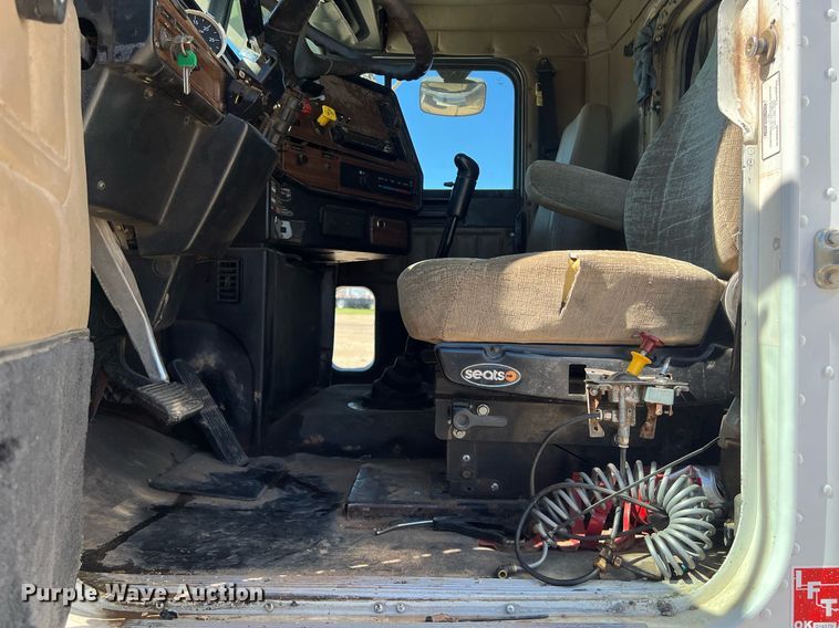 image for item DS2913 2007 Freightliner semi truck