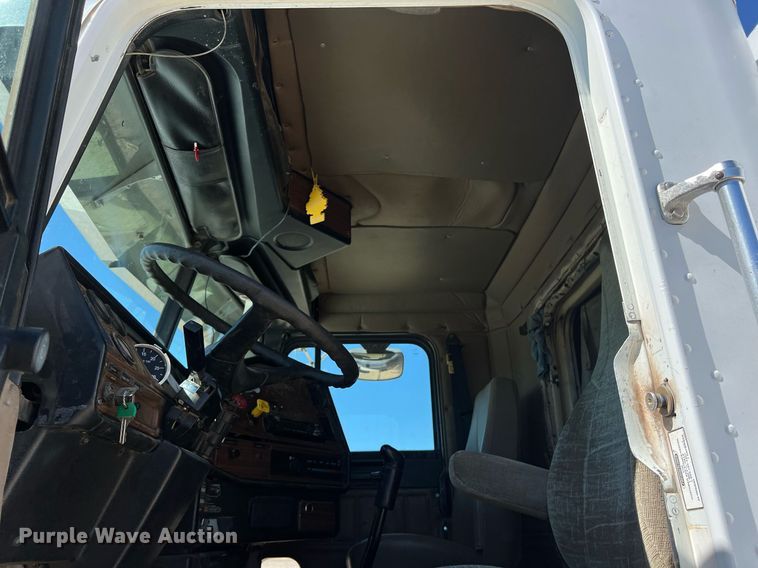 image for item DS2913 2007 Freightliner semi truck